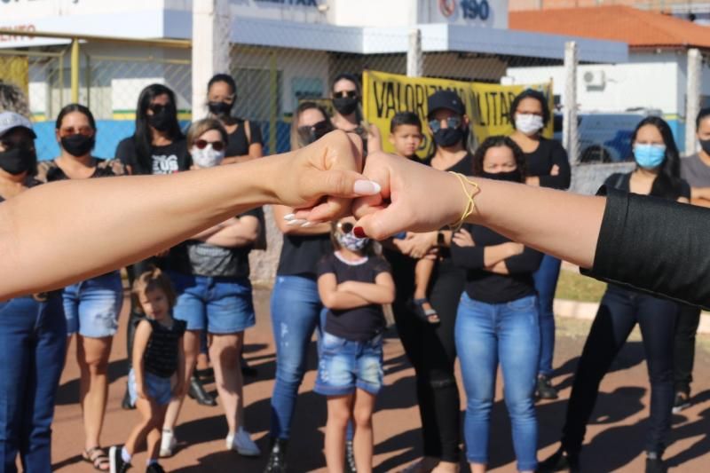 Quartel da PM em Rolim de Moura continua fechado por mulheres de policiais militares; em Alta Floresta e Pimenta Bueno, mulheres aderiram ao movimento neste domingo Quartel da PM em Rolim de Moura continua fechado por mulheres de policiais militares; em Alta Floresta e Pimenta Bueno, mulheres aderiram ao movimento neste domingo