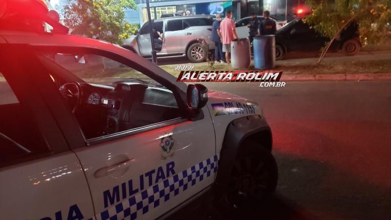 Veículo de aplicativo colide em caminhonete no centro da cidade de Rolim de Moura Veículo de aplicativo colide em caminhonete no centro da cidade de Rolim de Moura
