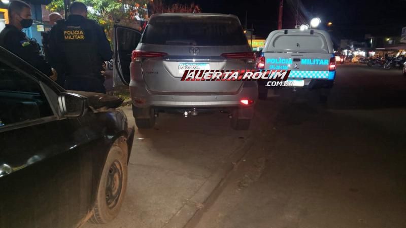 Veículo de aplicativo colide em caminhonete no centro da cidade de Rolim de Moura Veículo de aplicativo colide em caminhonete no centro da cidade de Rolim de Moura