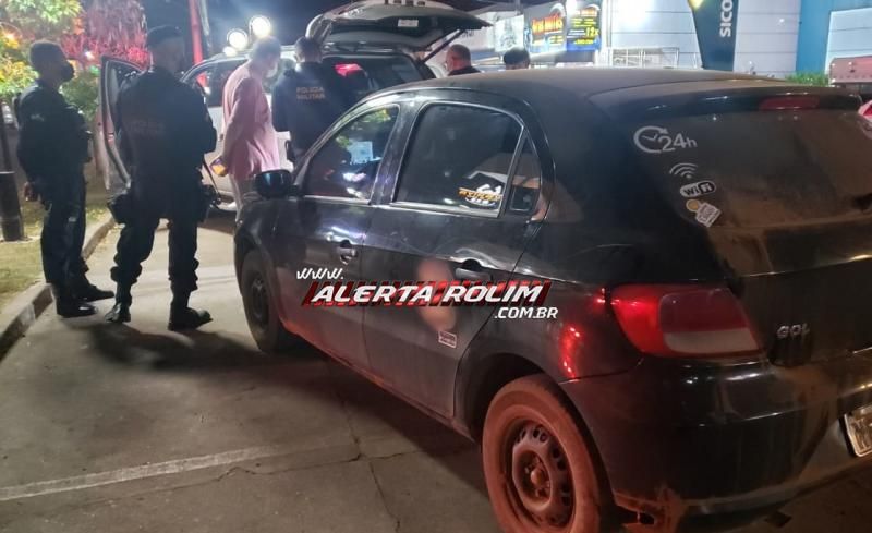 Veículo de aplicativo colide em caminhonete no centro da cidade de Rolim de Moura Veículo de aplicativo colide em caminhonete no centro da cidade de Rolim de Moura