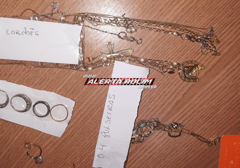 04 acusados de tráfico de drogas foram presos pela Polícia Civil em Rolim de Moura; drogas, vários objetos e mais de 12 mil reais foram apreendidos 04 acusados de tráfico de drogas foram presos pela Polícia Civil em Rolim de Moura; drogas, vários objetos e mais de 12 mil reais foram apreendidos