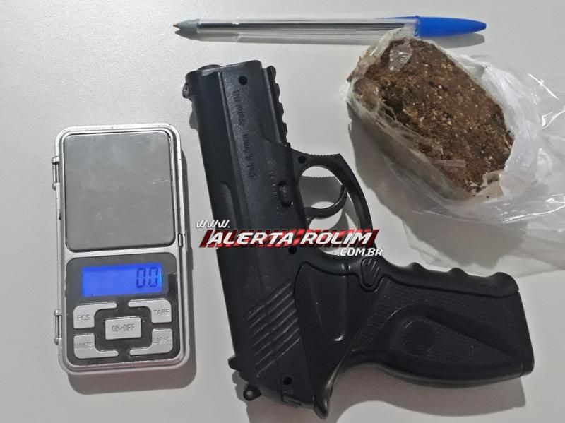 04 acusados de tráfico de drogas foram presos pela Polícia Civil em Rolim de Moura; drogas, vários objetos e mais de 12 mil reais foram apreendidos 04 acusados de tráfico de drogas foram presos pela Polícia Civil em Rolim de Moura; drogas, vários objetos e mais de 12 mil reais foram apreendidos