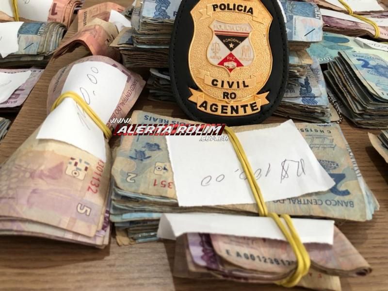 04 acusados de tráfico de drogas foram presos pela Polícia Civil em Rolim de Moura; drogas, vários objetos e mais de 12 mil reais foram apreendidos 04 acusados de tráfico de drogas foram presos pela Polícia Civil em Rolim de Moura; drogas, vários objetos e mais de 12 mil reais foram apreendidos