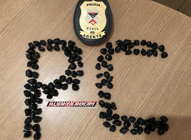 04 acusados de tráfico de drogas foram presos pela Polícia Civil em Rolim de Moura; drogas, vários objetos e mais de 12 mil reais foram apreendidos 04 acusados de tráfico de drogas foram presos pela Polícia Civil em Rolim de Moura; drogas, vários objetos e mais de 12 mil reais foram apreendidos