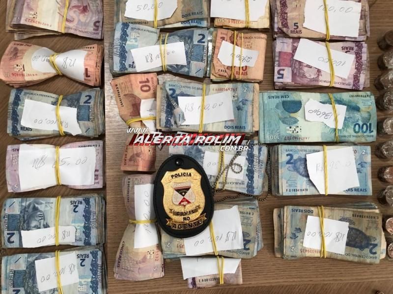 04 acusados de tráfico de drogas foram presos pela Polícia Civil em Rolim de Moura; drogas, vários objetos e mais de 12 mil reais foram apreendidos 04 acusados de tráfico de drogas foram presos pela Polícia Civil em Rolim de Moura; drogas, vários objetos e mais de 12 mil reais foram apreendidos