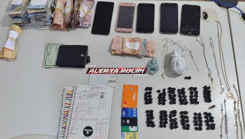 04 acusados de tráfico de drogas foram presos pela Polícia Civil em Rolim de Moura; drogas, vários objetos e mais de 12 mil reais foram apreendidos 04 acusados de tráfico de drogas foram presos pela Polícia Civil em Rolim de Moura; drogas, vários objetos e mais de 12 mil reais foram apreendidos