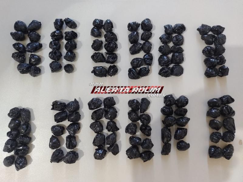 04 acusados de tráfico de drogas foram presos pela Polícia Civil em Rolim de Moura; drogas, vários objetos e mais de 12 mil reais foram apreendidos 04 acusados de tráfico de drogas foram presos pela Polícia Civil em Rolim de Moura; drogas, vários objetos e mais de 12 mil reais foram apreendidos