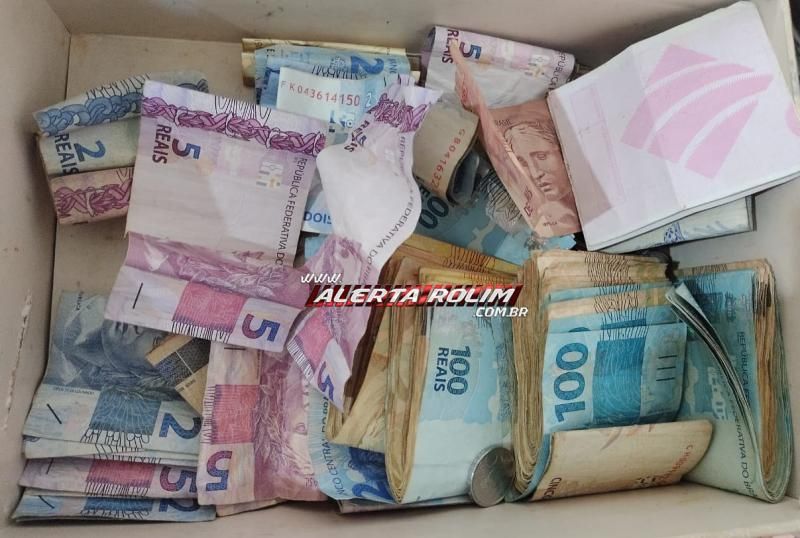04 acusados de tráfico de drogas foram presos pela Polícia Civil em Rolim de Moura; drogas, vários objetos e mais de 12 mil reais foram apreendidos 04 acusados de tráfico de drogas foram presos pela Polícia Civil em Rolim de Moura; drogas, vários objetos e mais de 12 mil reais foram apreendidos