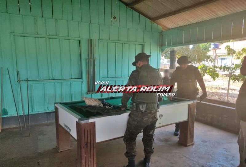 Armas de fogo e munições foram apreendidas pela Polícia Militar Ambiental na área rural de São Francisco do Guaporé Armas de fogo e munições foram apreendidas pela Polícia Militar Ambiental na área rural de São Francisco do Guaporé