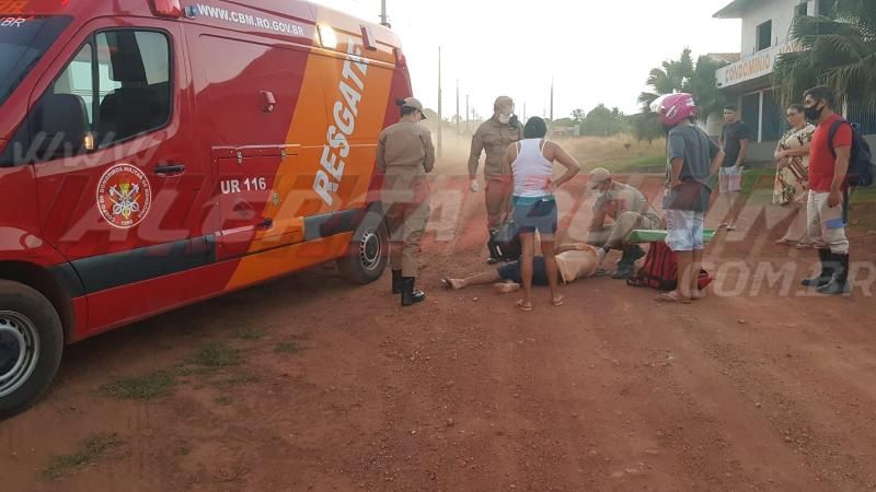 Cachorro avança em moto e homem fratura perna após sofrer queda na Avenida Morumbi em Rolim de Moura Cachorro avança em moto e homem fratura perna após sofrer queda na Avenida Morumbi em Rolim de Moura