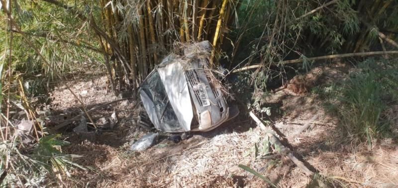 Capotamento na curva dos noivos deixa Fiat Strada totalmente destruído Capotamento na curva dos noivos deixa Fiat Strada totalmente destruído