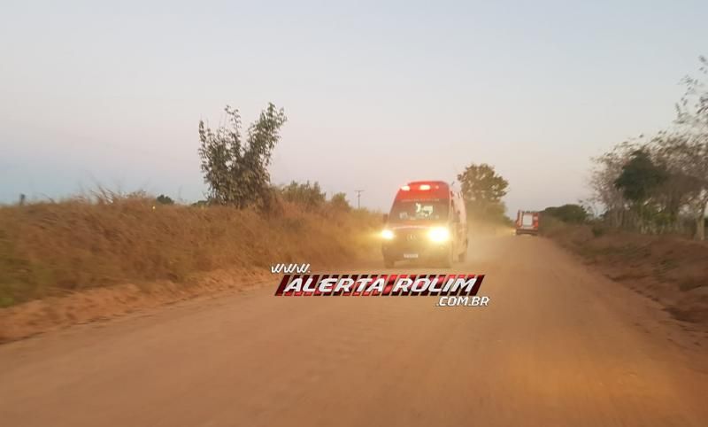 Carro ocupado por 03 pessoas capota na zona rural de Rolim de Moura Carro ocupado por 03 pessoas capota na zona rural de Rolim de Moura