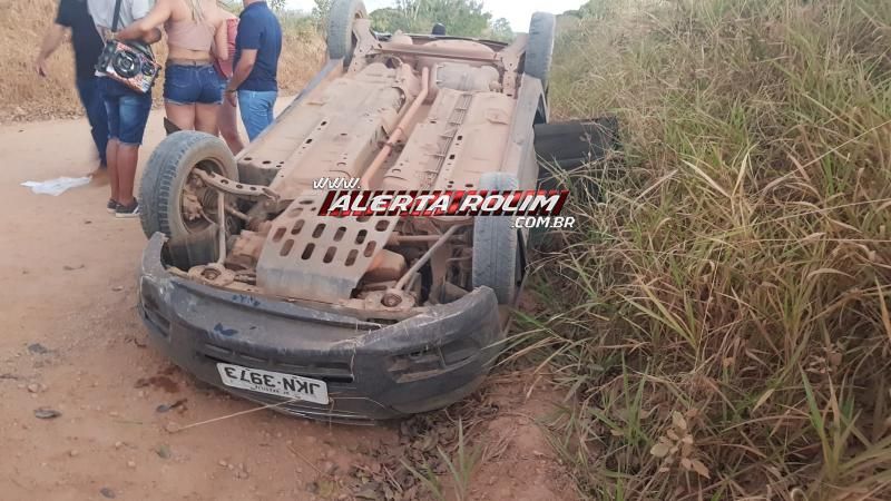 Carro ocupado por 03 pessoas capota na zona rural de Rolim de Moura Carro ocupado por 03 pessoas capota na zona rural de Rolim de Moura