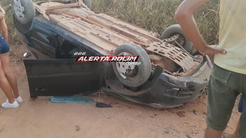 Carro ocupado por 03 pessoas capota na zona rural de Rolim de Moura Carro ocupado por 03 pessoas capota na zona rural de Rolim de Moura