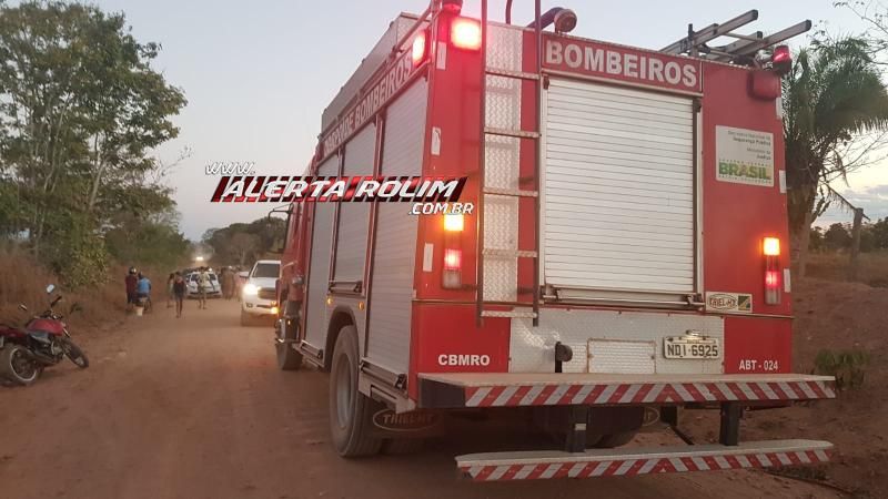 Carro ocupado por 03 pessoas capota na zona rural de Rolim de Moura Carro ocupado por 03 pessoas capota na zona rural de Rolim de Moura