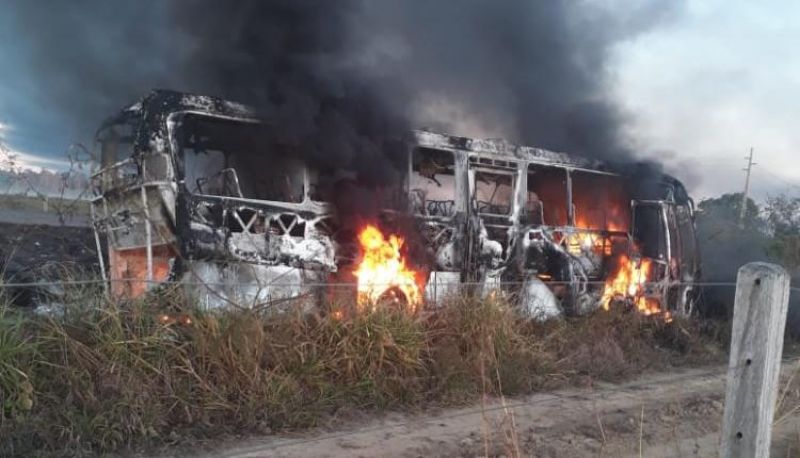 Colisão entre ônibus e caminhão-tanque deixa três mortes na BR-364 em RO - Vídeo Colisão entre ônibus e caminhão-tanque deixa três mortes na BR-364 em RO - Vídeo