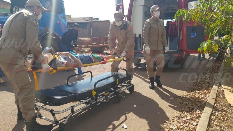 Condutora de moto é socorrida pelos bombeiros militares após colidir na traseira de caminhão na Rua Londrina em Rolim de Moura Condutora de moto é socorrida pelos bombeiros militares após colidir na traseira de caminhão na Rua Londrina em Rolim de Moura