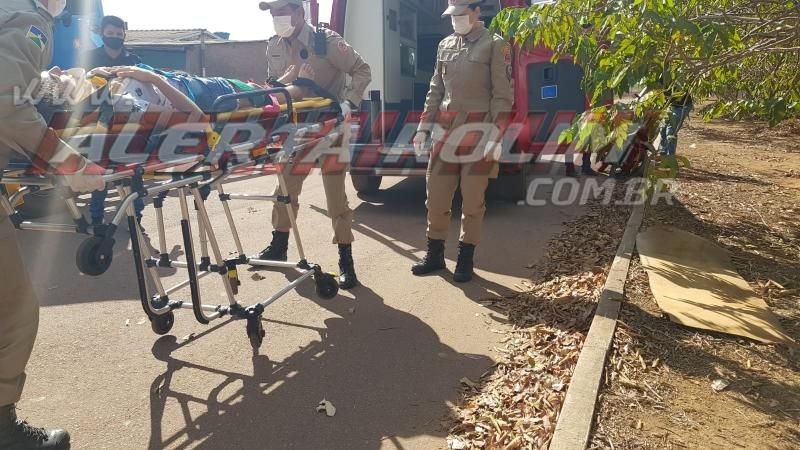 Condutora de moto é socorrida pelos bombeiros militares após colidir na traseira de caminhão na Rua Londrina em Rolim de Moura Condutora de moto é socorrida pelos bombeiros militares após colidir na traseira de caminhão na Rua Londrina em Rolim de Moura