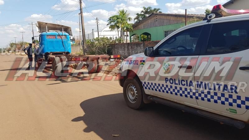 Condutora de moto é socorrida pelos bombeiros militares após colidir na traseira de caminhão na Rua Londrina em Rolim de Moura Condutora de moto é socorrida pelos bombeiros militares após colidir na traseira de caminhão na Rua Londrina em Rolim de Moura