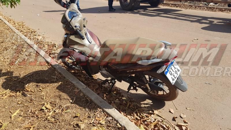 Condutora de moto é socorrida pelos bombeiros militares após colidir na traseira de caminhão na Rua Londrina em Rolim de Moura Condutora de moto é socorrida pelos bombeiros militares após colidir na traseira de caminhão na Rua Londrina em Rolim de Moura