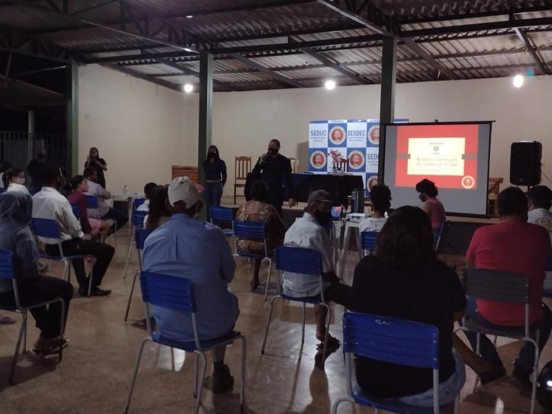 Direção da Escola Militar reúne os pais de alunos para explicar exigências do regimento interno da unidade em Rolim de Moura Direção da Escola Militar reúne os pais de alunos para explicar exigências do regimento interno da unidade em Rolim de Moura