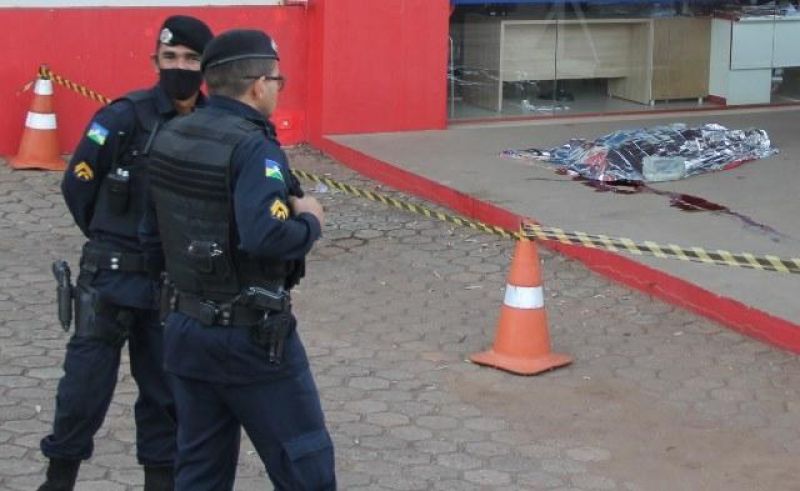 Homem é assassinado na calçada de comércio em Ouro Preto do Oeste; autor está preso Homem é assassinado na calçada de comércio em Ouro Preto do Oeste; autor está preso