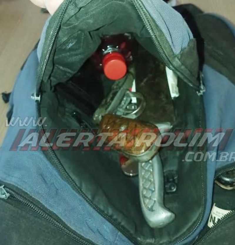 Homem é preso pela PM andando armado tranquilamente no bairro Beira Rio em Rolim de Moura Homem é preso pela PM andando armado tranquilamente no bairro Beira Rio em Rolim de Moura