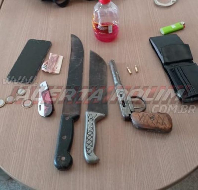 Homem é preso pela PM andando armado tranquilamente no bairro Beira Rio em Rolim de Moura Homem é preso pela PM andando armado tranquilamente no bairro Beira Rio em Rolim de Moura