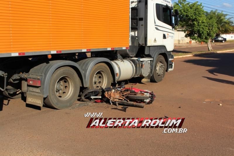 Homem salta de moto para não ser atingido por carreta que cruzou via no bairro Planalto de Rolim de Moura Homem salta de moto para não ser atingido por carreta que cruzou via no bairro Planalto de Rolim de Moura