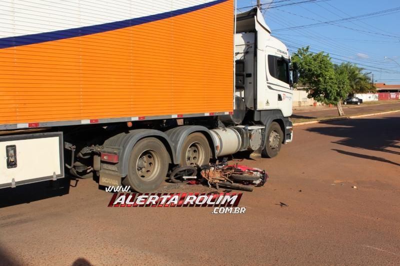 Homem salta de moto para não ser atingido por carreta que cruzou via no bairro Planalto de Rolim de Moura Homem salta de moto para não ser atingido por carreta que cruzou via no bairro Planalto de Rolim de Moura