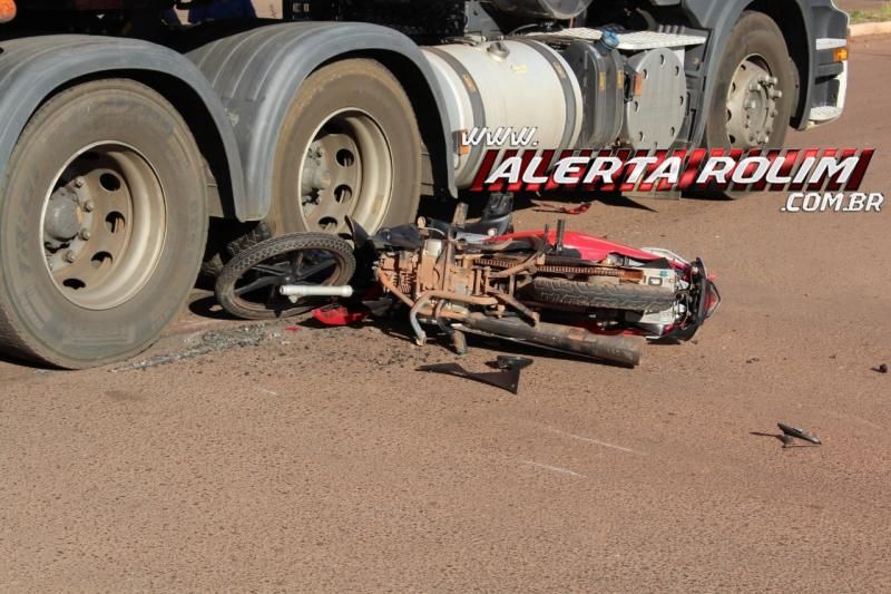 Homem salta de moto para não ser atingido por carreta que cruzou via no bairro Planalto de Rolim de Moura Homem salta de moto para não ser atingido por carreta que cruzou via no bairro Planalto de Rolim de Moura