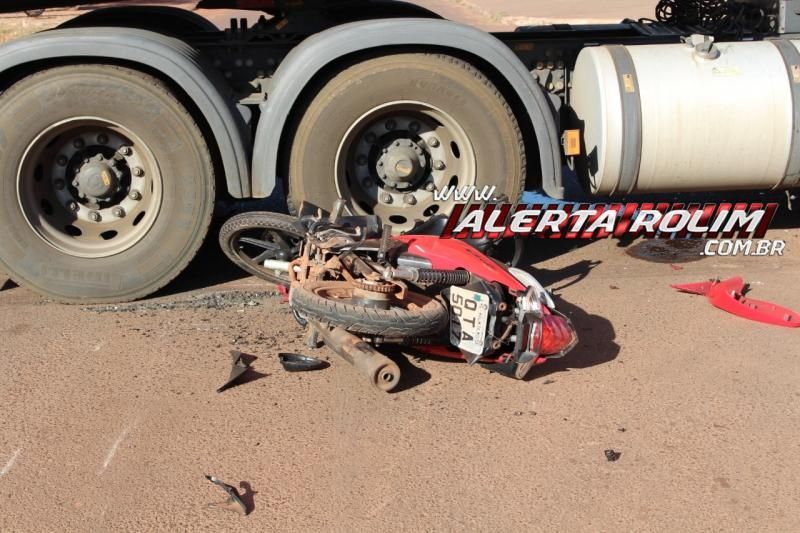 Homem salta de moto para não ser atingido por carreta que cruzou via no bairro Planalto de Rolim de Moura Homem salta de moto para não ser atingido por carreta que cruzou via no bairro Planalto de Rolim de Moura