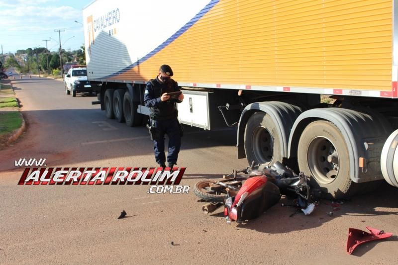 Homem salta de moto para não ser atingido por carreta que cruzou via no bairro Planalto de Rolim de Moura Homem salta de moto para não ser atingido por carreta que cruzou via no bairro Planalto de Rolim de Moura