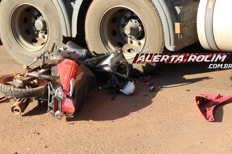 Homem salta de moto para não ser atingido por carreta que cruzou via no bairro Planalto de Rolim de Moura Homem salta de moto para não ser atingido por carreta que cruzou via no bairro Planalto de Rolim de Moura