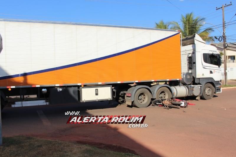 Homem salta de moto para não ser atingido por carreta que cruzou via no bairro Planalto de Rolim de Moura Homem salta de moto para não ser atingido por carreta que cruzou via no bairro Planalto de Rolim de Moura