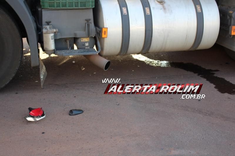 Homem salta de moto para não ser atingido por carreta que cruzou via no bairro Planalto de Rolim de Moura Homem salta de moto para não ser atingido por carreta que cruzou via no bairro Planalto de Rolim de Moura