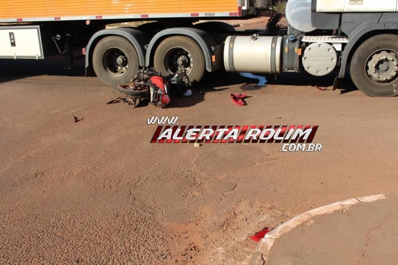 Homem salta de moto para não ser atingido por carreta que cruzou via no bairro Planalto de Rolim de Moura Homem salta de moto para não ser atingido por carreta que cruzou via no bairro Planalto de Rolim de Moura