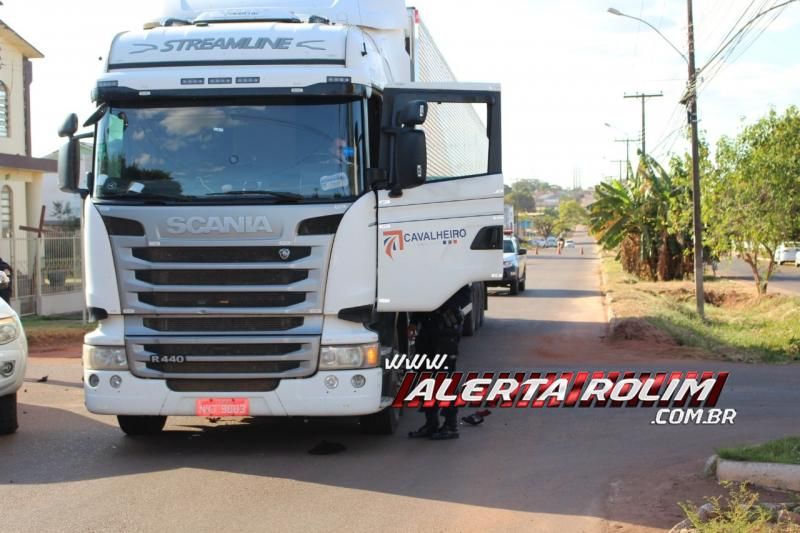 Homem salta de moto para não ser atingido por carreta que cruzou via no bairro Planalto de Rolim de Moura Homem salta de moto para não ser atingido por carreta que cruzou via no bairro Planalto de Rolim de Moura