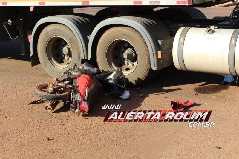 Homem salta de moto para não ser atingido por carreta que cruzou via no bairro Planalto de Rolim de Moura Homem salta de moto para não ser atingido por carreta que cruzou via no bairro Planalto de Rolim de Moura