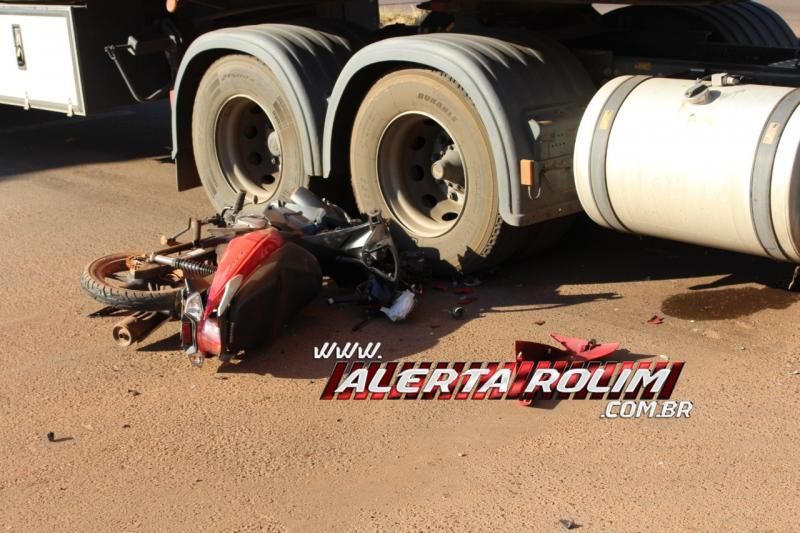 Homem salta de moto para não ser atingido por carreta que cruzou via no bairro Planalto de Rolim de Moura Homem salta de moto para não ser atingido por carreta que cruzou via no bairro Planalto de Rolim de Moura