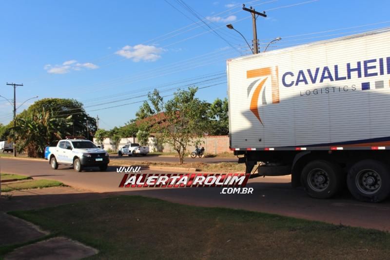 Homem salta de moto para não ser atingido por carreta que cruzou via no bairro Planalto de Rolim de Moura Homem salta de moto para não ser atingido por carreta que cruzou via no bairro Planalto de Rolim de Moura