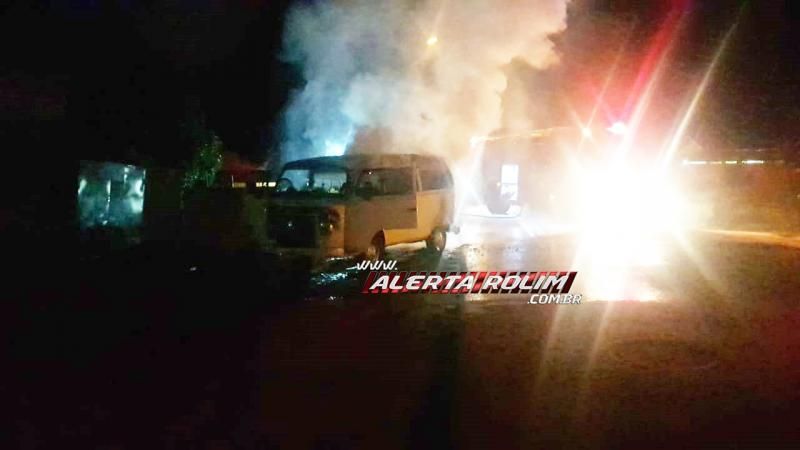 Kombi pega fogo enquanto motorista transitava pelo bairro Olímpico em Rolim de Moura - Vídeo Kombi pega fogo enquanto motorista transitava pelo bairro Olímpico em Rolim de Moura - Vídeo