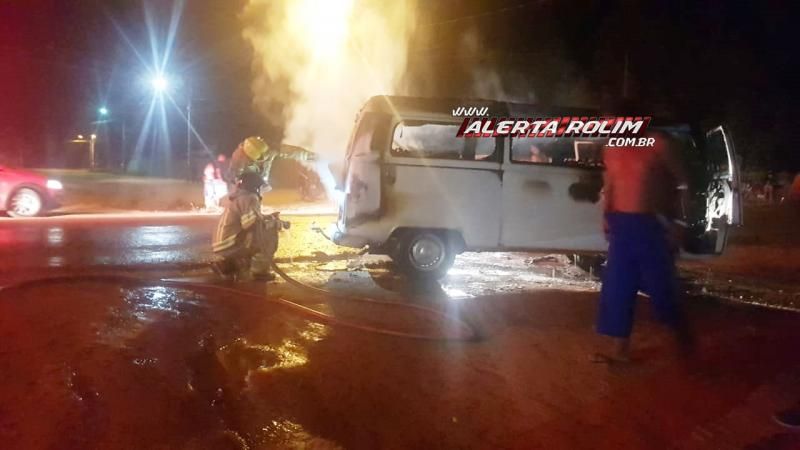 Kombi pega fogo enquanto motorista transitava pelo bairro Olímpico em Rolim de Moura - Vídeo Kombi pega fogo enquanto motorista transitava pelo bairro Olímpico em Rolim de Moura - Vídeo