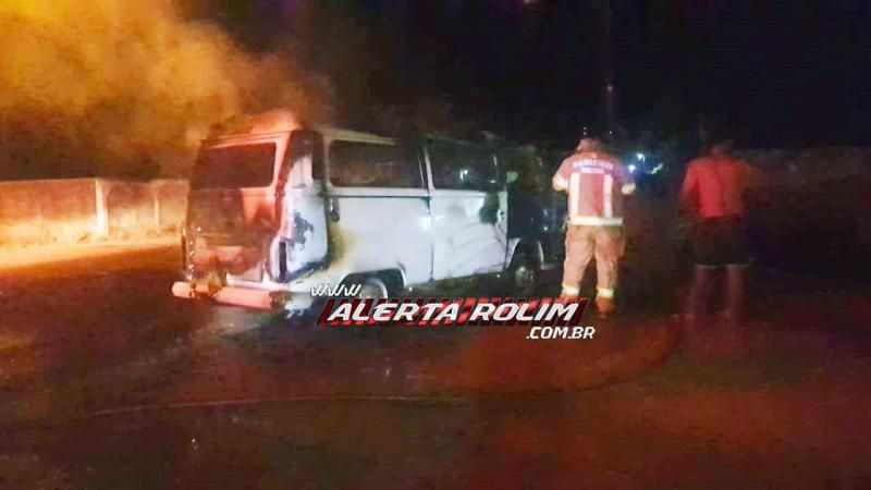 Kombi pega fogo enquanto motorista transitava pelo bairro Olímpico em Rolim de Moura - Vídeo Kombi pega fogo enquanto motorista transitava pelo bairro Olímpico em Rolim de Moura - Vídeo