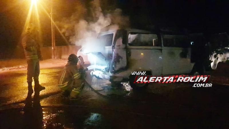 Kombi pega fogo enquanto motorista transitava pelo bairro Olímpico em Rolim de Moura - Vídeo Kombi pega fogo enquanto motorista transitava pelo bairro Olímpico em Rolim de Moura - Vídeo