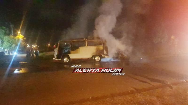 Kombi pega fogo enquanto motorista transitava pelo bairro Olímpico em Rolim de Moura - Vídeo Kombi pega fogo enquanto motorista transitava pelo bairro Olímpico em Rolim de Moura - Vídeo