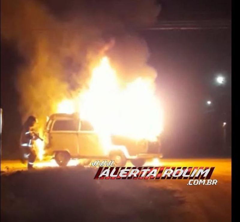 Kombi pega fogo enquanto motorista transitava pelo bairro Olímpico em Rolim de Moura - Vídeo Kombi pega fogo enquanto motorista transitava pelo bairro Olímpico em Rolim de Moura - Vídeo