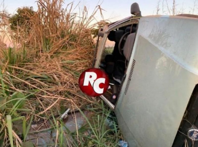 Menores pegam automóvel para fazer teste e capotam na zona rural em São Francisco do Guaporé Menores pegam automóvel para fazer teste e capotam na zona rural em São Francisco do Guaporé
