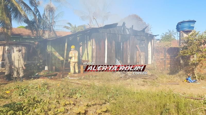 Moradora perde tudo após sua casa ser destruída por incêndio nesta sexta-feira em Rolim de Moura - Vídeo Moradora perde tudo após sua casa ser destruída por incêndio nesta sexta-feira em Rolim de Moura - Vídeo