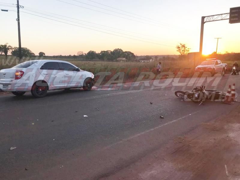 Motociclista é arremessado para baixo de carreta após ser atingido por carro na RO-010 em Rolim de Moura Motociclista é arremessado para baixo de carreta após ser atingido por carro na RO-010 em Rolim de Moura